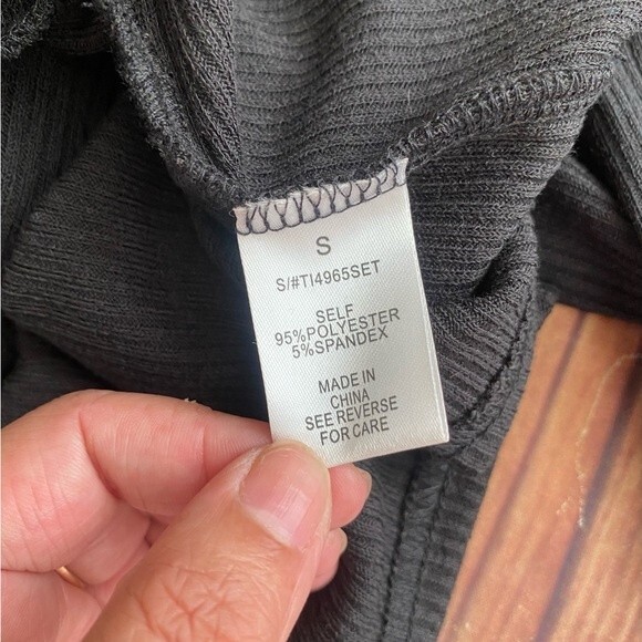 Genx Clothing Women’s Long Sleeve V Neck Rib Knitted Black Crop Top Size Small - Picture 10 of 10